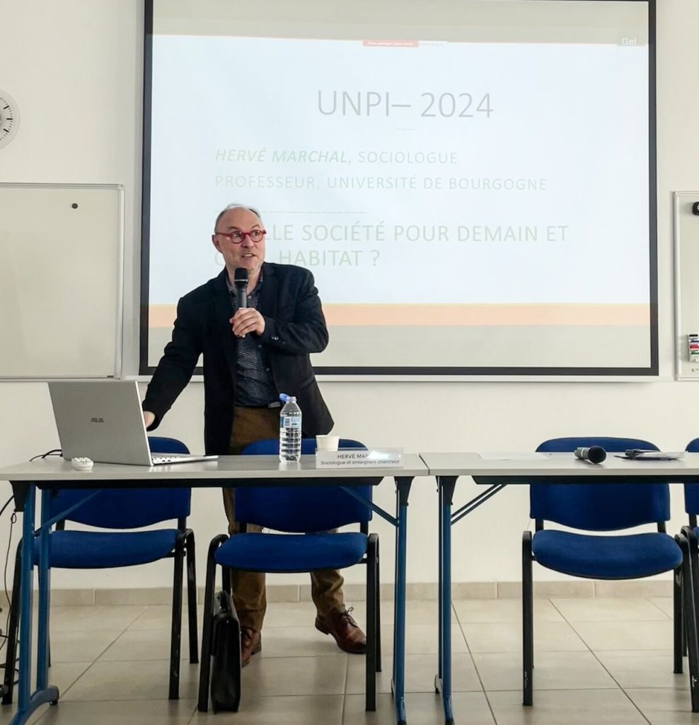 Conférence d'Hervé Marchal, professeur de sociologie à l’uB, sur les logements du futur